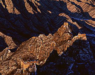 《完蛋我被美女包围》郑梓妍美图：手持大茄子称喜欢吃